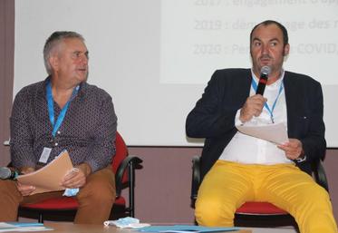 Pascal Berteau, animateur et Cédric Tranquard, président de la FNSEA 17, lors de la présentation de la démarche Eleveur & Engagé, à Bourg-en-Bresse.