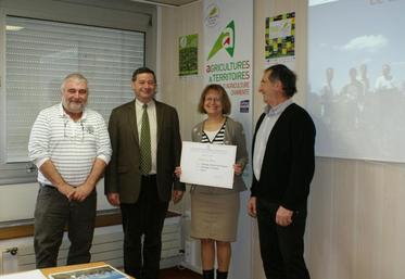 Remise du prix départemental à Evelyne et Jean-Pierre Bousseton (à gauche), par le président de la Chambre d’agriculture, Xavier Desouche, en présence du président du jury, Jacques Aupetit (à droite).