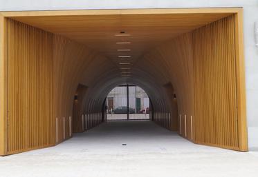 Le Passage est en accès libre (aux horaires de la boutique) de la rue Paul Firino Martell. L’aménagement HQE (haute qualité environnementale) a reçu le prix de l’innovation par Futurobois.