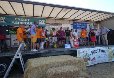 Les organisateurs, visiteurs officiels et participants du concours de labour réunis.