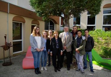 Salvador Pérez (préfet de la Charente) et Marie-Noëlle Ayçoberry (proviseure de l’établissement) entourés par des élèves du lycée Félix Gaillard