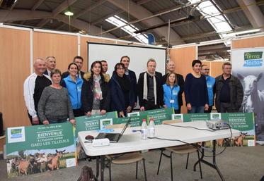 Les six chefs d’exploitation vainqueurs du premier challenge producteurs caprins se sont réunis le 24 novembre et ont reçu leur prix des mains des responsables de Terra Lacta.