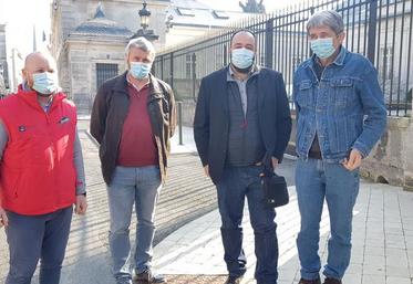 Valentin Gasseling (JA 16), Michaël Leservoisier, Jean-Bernard Sallat, président de la FNSEA 16, et Patrick Viroulaud se sont entretenus avec la préfète de la Charente.