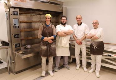 L’équipe du fournil biologique Painpoline privilégie 
un approvisionnement bio et le plus local possible.