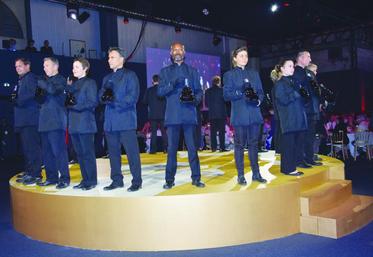 Des serveurs en gants noirs pour la carafe collector de la Coupe Hennessy 250, « héroïne » de la soirée.