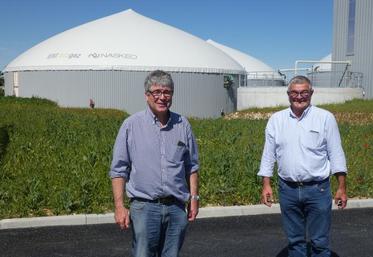 Thierry Bouret, initiateur du projet, et Jean Gorioux, président de la Communauté de communes Aunis-Sud et du syndicat mixte Cyclad, devant les digesteurs du méthaniseur d’Aunis Biogaz.