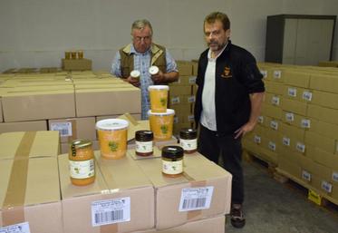 Francis You et Henri Richard respectivement membre du conseil d’administration délégué aux affaires commerciales et président de la coop Apicole de Charentes et du Poitou.