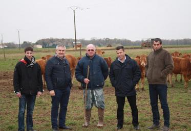 Julien Rouger, Pascal Berteau, Janyck Gachet, Bruno Caillaud, Wilfried Boisson pour une première visite sur l’exploitation, à Ste Gemme.
