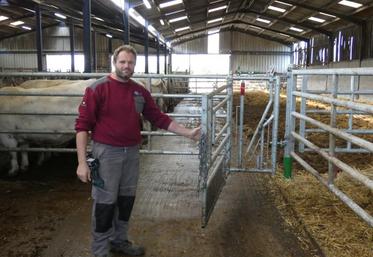 Antony Tranquard a aménagé ce cornadis spécial et cette barrière pour faciliter l’insémination et les césariennes sur les vaches.
