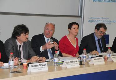 Alain Rousset (au centre) a insisté sur l’importance des sommes investies par l’UE pour le développement des territoires.