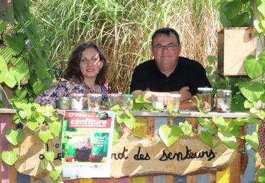 Isabelle Chasson, responsable de l’Isle Nature, et Franck Bonnet, maire de Saint-Fraigne font l’annonce de la 10e Fête de la Confiture.