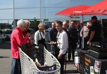Pascal Guillaud propose une dégustation de sa vache primée à Tonnay-Boutonne. 