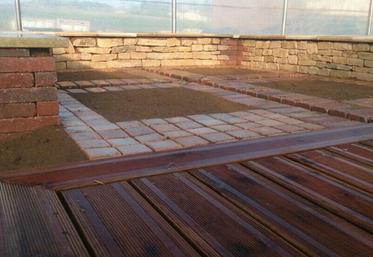 Les deux paysagistes doivent réaliser un jardin de 5m sur 5 en 18 heures.