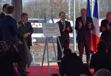 Le président de la République a dévoilé la plaque inaugurale de la LGV SEATours-Bordeaux.