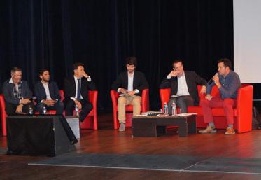 La première table ronde a réuni (de gauche à droite) Jean-Bernard de Larquier, président du BNIC ; Gaétan Bodin, responsable de la commission viticole des Jeunes Agriculteurs 17 ; Florent Morillon, président du CRINAO, Eric Billhouet, président de l’ODG et Stéphane Roy, président de l’UGVC.