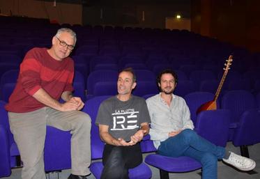 De gauche à droite : Joël Breton, directeur de l’association La Palène, Pascal Rousseau, comédien et Antoine Raud, chargé de la médiation.