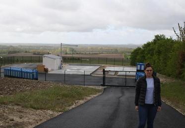 Joye Bertin Vignaud devant la plateforme collective de lavage, inaugurée le 26 avril.