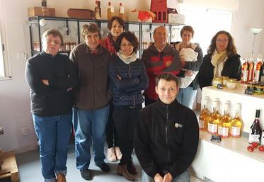 Florent Brechbiehl (au premier plan) développe son magasin 
de producteurs, accompagné de sa compagne Marion Babinot, viticultrice (2e en partant de la droite).