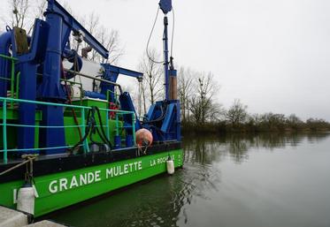 Les sédiments collectés par la drague La Grande Mulette jusqu’à fin mars permettront de reconstruire les sols sur environ 8 ha cet été.