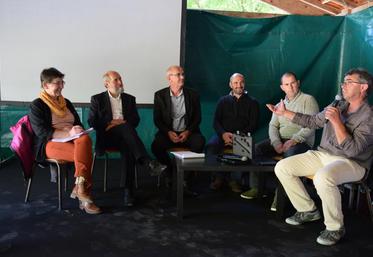 Table ronde de gauche à droite : Marianne le Bail, Bernard Chevassus-Au-Louis, Philippe Merle, David Flaud, Anthony Penigaud et Olivier Merle.