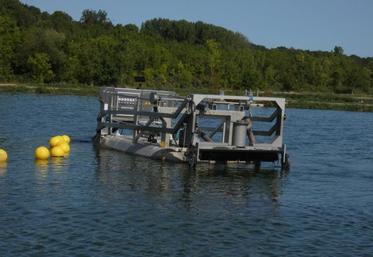 Guidée depuis la berge, la barge suit un circuit pré-établi par des études balistiques et extrait les boues de la bassine de décantation des eaux usées.