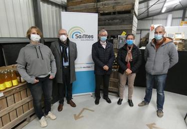 Autour de Frédéric Rouan et Alain Margat, maires de St-Georges-des-Côteaux et Corme-Royal, les producteurs Fanny Lozach’meur, Pascale Croc et Guillaume Prou.