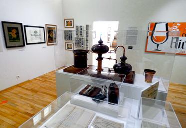 L’exposition présente de nombreuses pièces prêtées ou léguées par les descendants des familles qui ont participé à l’aventure angérienne du cognac.