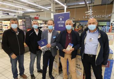 De gauche à droite, François Cornuau, Nicolas Quéré (responsable du rayon produits laitiers), Mathias Burès (directeur du magasin), Jean-Claude Sarraud et Laurent Galliot présentent la nouvelle brique.