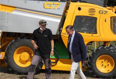 Le président de l’UGVC, Anthony Brun, et le préfet Nicolas Basselier, au retour d’un passage dans les vignes.