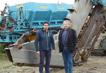 Damien Lesueur, conducteur de travaux de drainage, et Philippe Ratineau, chef d’agence de 
TransTerrassement, devant une trancheuse du groupe.