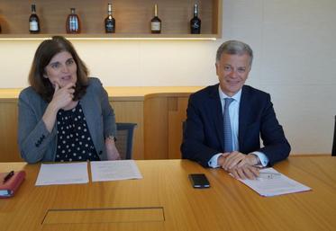 Cécile François, directrice de la communication institutionnelle aux côtés de Bernard Peillon, PDG d’Hennessy.