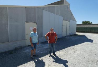 Christophe et Mathieu Richard, devant l’un des bâtiments de l’EARL La Vallée, qui produit environ 50 000 œufs par jour.
