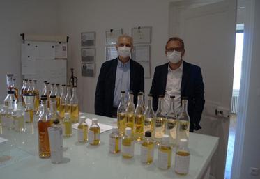 De gauche à droite : David Croizet, maître-assembleur et Jérôme Durand, DG de Larsen, dans la salle de dégustation.