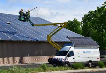 Une mise en pratique du nettoyage des panneaux photovoltaïques par Solarwash le 10 mai chez Ouest Agri Charentes à Chenon.