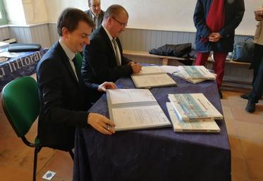 La signature de la convention, le 6 décembre à Talmont-sur-Gironde, par le président de la SAFER Nouvelle-Aquitaine Patrice Coutin et le directeur adjoint du Conservatoire du littoral Matthias Vigorgne.