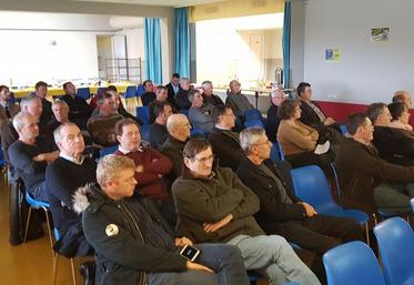 La conférence de Jacques Mathé sur les circuits courts a donné lieu à de nombreuses questions de la part des agriculteurs présents.