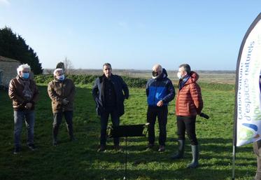 Autour du vice-président de la région Nouvelle-Aquitaine Nicolas Thierry, élus et responsables du CEN ont présenté l’action menée pour la préservation du marais de Brouage.