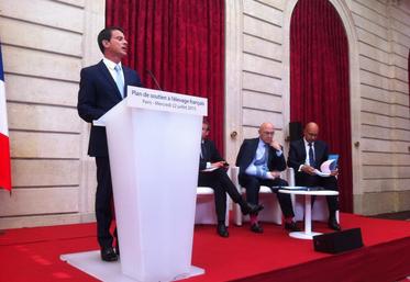 Manuel Valls présente le plan de soutien à l''élevage, aux côtés d''Emmanuel Macron, Michel Sapin et Harlem Désir.