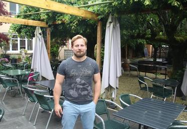 Dawid Blachut espère réunir les fans de foot sur la terrasse 
de son établissement durant l’Euro 2016.