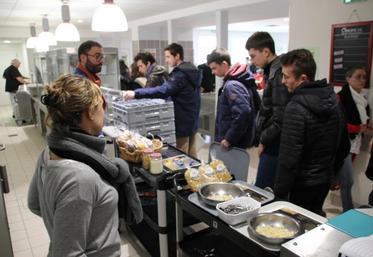 Alice et Nicoals Baron ont expliqué la fabrication de leurs pâtes aux élèves de Thuré