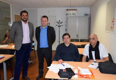 A gauche Nargarajen Soobrayen et Nicolas Moreau avec quelques uns des candidats aux futurs emplois sur la LGV