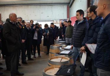 Quatorze apprentis tonneliers ont reçu leurs diplômes des mains d’Alain Rousset (à gauche), à l’occasion de l’inauguration du Campus des métiers, la semaine dernière.
