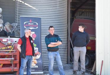 Joël Biotteau (au centre) et son neveu (à droite), Florian Biotteau, sont installés ensemble à Mornac sur un cheptel d’une centaine 
de mères limousines, en naisseur-engraisseur.