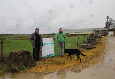 Depuis la mi-2015, Damien Plateau (à gauche) attend que la construction autorisée par le permis de construire débute.