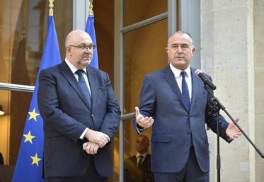 Stéphane Travert et Didier Guillaume lors de la passation de pouvoir au ministère de l'Agriculture mardi 16 octobre 2018.