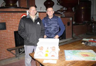 Jean-Luc et Jean-Marie Bossis proposent une démonstration de Brûlot charentais lors des Distilleries en fête. 