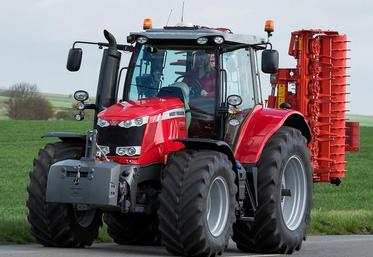 Avec une puissance maxi de 175 chevaux, culminant à 200 chevaux avec le boost au transport et à la prise de force, le MF 6718S de Massey Ferguson permet de s’attaquer à des travaux jusque-là réservés à des six cylindres.
