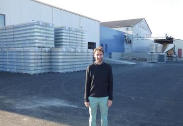 Philippe Caumont, nouveau directeur de la coopérative, devant le bâtiment de stockage flambant neuf de St-Georges-d’Oléron.