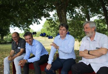 Denis Rouyer, Hervé Blanché, Mickaël Vallet, Jean-Marie Petit, ensembles pour présenter le 1er parlement du marais de Brouage.