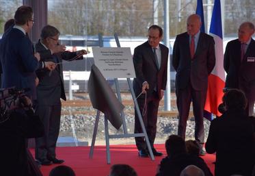 Le président de la République dévoile la plaque inaugurale de la LGV SEA Tours-Bordeaux.